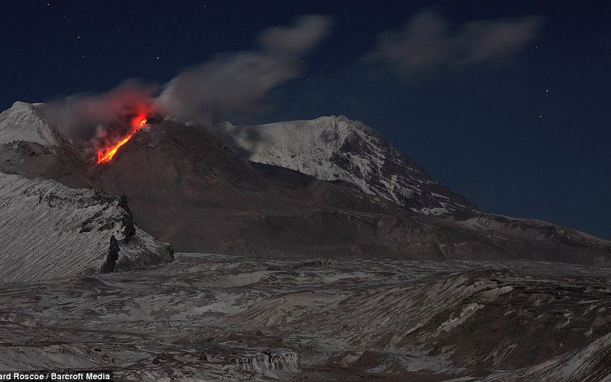 Au Erupt Cei Mai Inalti Vulcani Din Rusia Imaginile Sunt Fantastice Foto