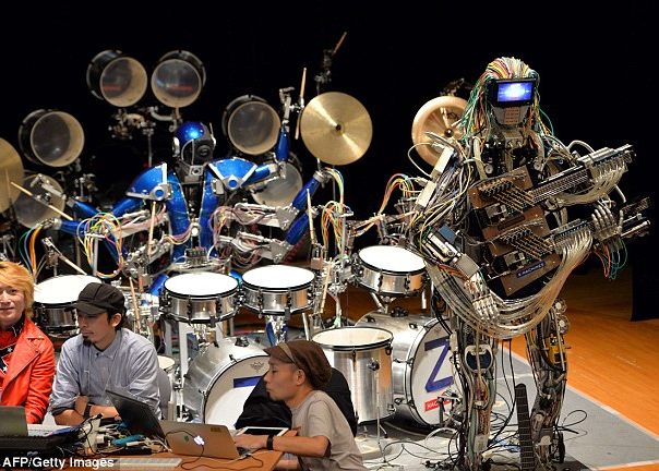 Z Machines Trupa Rock In Care Chitaristul Ale 78 De Degete Iar Tobarul Manuieste 21 De Bete