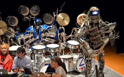 Z-Machines, trupa rock in care chitaristul are 78 de degete, iar tobarul manuieste 21 de bete