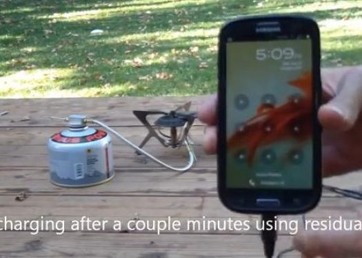 Flamestower Cum Iti Incarci Telefonul Cu Un Foc De Tabara