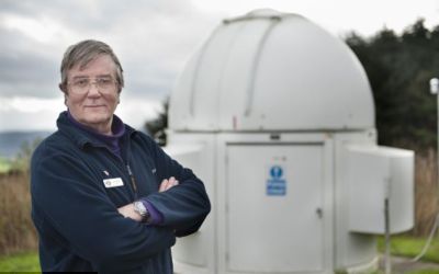 Misiunea lui este salvarea Pamantului. Galezul care monitorizeaza asteroizii cu un observator construit chiar de el