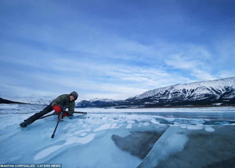 Frumusetea Toxicitatii Bulele De Metan Incastrate In Gheata Unui Lac Din Canada Surprinse In Cateva Fotografii