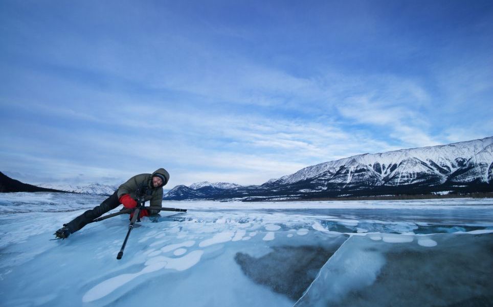 Frumusetea Toxicitatii Bulele De Metan Incastrate In Gheata Unui Lac Din Canada Surprinse In Cateva Fotografii