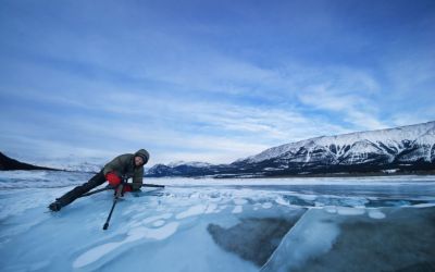 Frumusetea toxicitatii: bulele de metan prinse in gheata unui lac din Canada. GALERIE FOTO