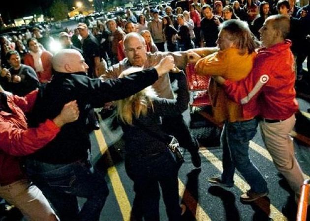 Aceasta e fata urata a Black Friday. Pumni, sange si batai generale in ziua reducerilor! Aceasta E Fata Urata A Black Friday Pumni Sange Si Batai Generale In Ziua Reducerilor