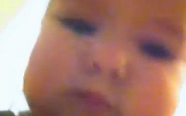 A Luat Iphone Ul Mamei Sale Sa Se Joace Cu El Ce Fotografii A Facut Aceasta Fetita De Un An