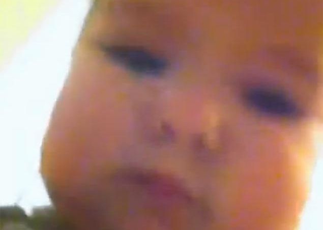 A Luat Iphone Ul Mamei Sale Sa Se Joace Cu El Ce Fotografii A Facut Aceasta Fetita De Un An