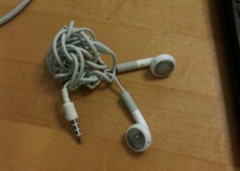 Trucul Transformat In Viral Pe Net Cum Sa Nu Ti Se Mai Incurce Niciodata Cablul De La Casti