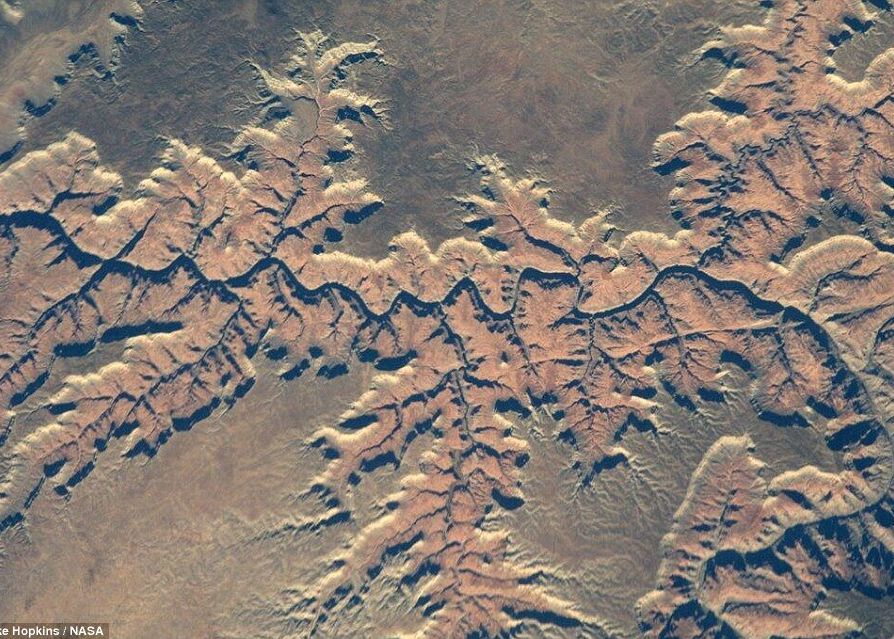 Pamantul de la 680 de km inaltime. VIDEO spectaculos Pamantul O Bijuterie Surprinsa De La 680 De Km Inaltime Video