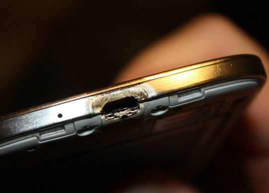 Samsung Incearca Sa I Inchida Gura Unui Posesor De Galaxy S4 Care A Luat Foc Video