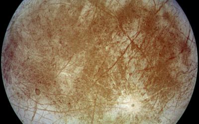 Europa, satelitul inghetat al planetei Jupiter, arunca in spatiu trombe de apa uriase