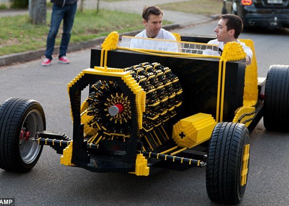 Un roman si un australian au facut o masina din piese LEGO. Functioneaza cu aer Un Roman Si Un Australian Au Facut O Masina Din Piese Lego Functioneaza Cu Aer