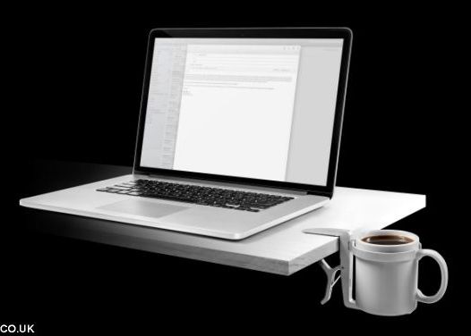 Gata Cu Varsatul Cafelei Pe Tastatura Un Dispozitiv Care Se Ataseaza Mesei De Lucru Tine Calculatorul