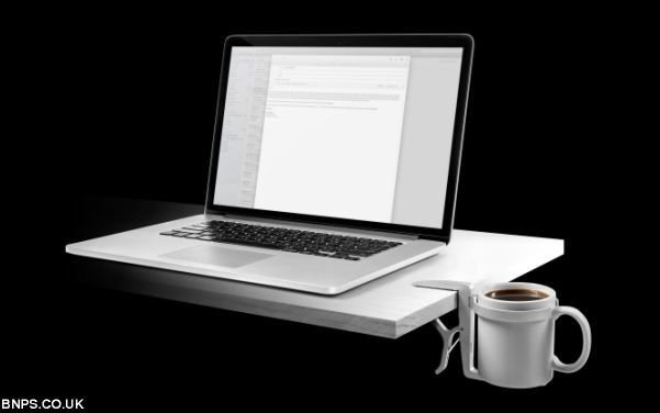 Gata Cu Varsatul Cafelei Pe Tastatura Un Dispozitiv Care Se Ataseaza Mesei De Lucru Tine Calculatorul