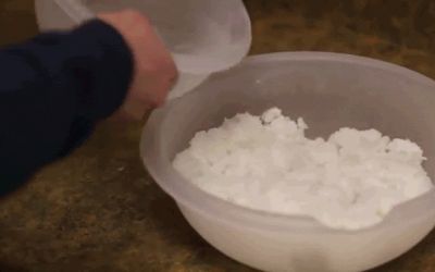 Laboratorul lui Dexter la tine acasa. Cum sa faci zapada artificiala in bucatarie