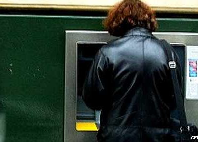 O Noua Tehnologie Folosita La Furtul Banilor Din Atm Uri Infectarea Cu Virusi Cu Ajutorul Unui Stick De