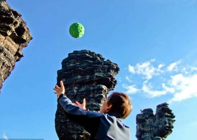 Panono, mingea cu camera care poate face fotografii exceptionale cand este aruncata in sus Panono Mingea Cu Camera Care Poate Face Fotografii Exceptionale Cand Este Aruncata In Sus