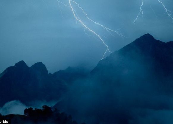 Muntii Au Fost Ajutati De Fulgere Ca Sa Aiba Forma Pe Care O Au Azi