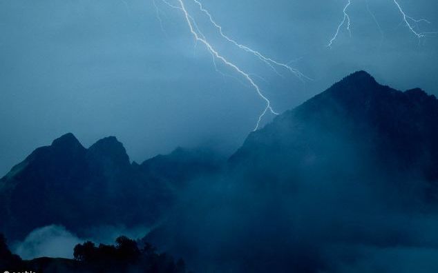 Muntii Au Fost Ajutati De Fulgere Ca Sa Aiba Forma Pe Care O Au Azi