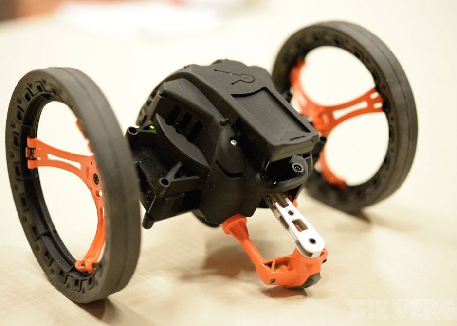 jumping sumo Dronele Au Invadat Ces 2014 Jucarii Zburatoare Controlate De Telefon Sau Tableta Capteaza Imagini