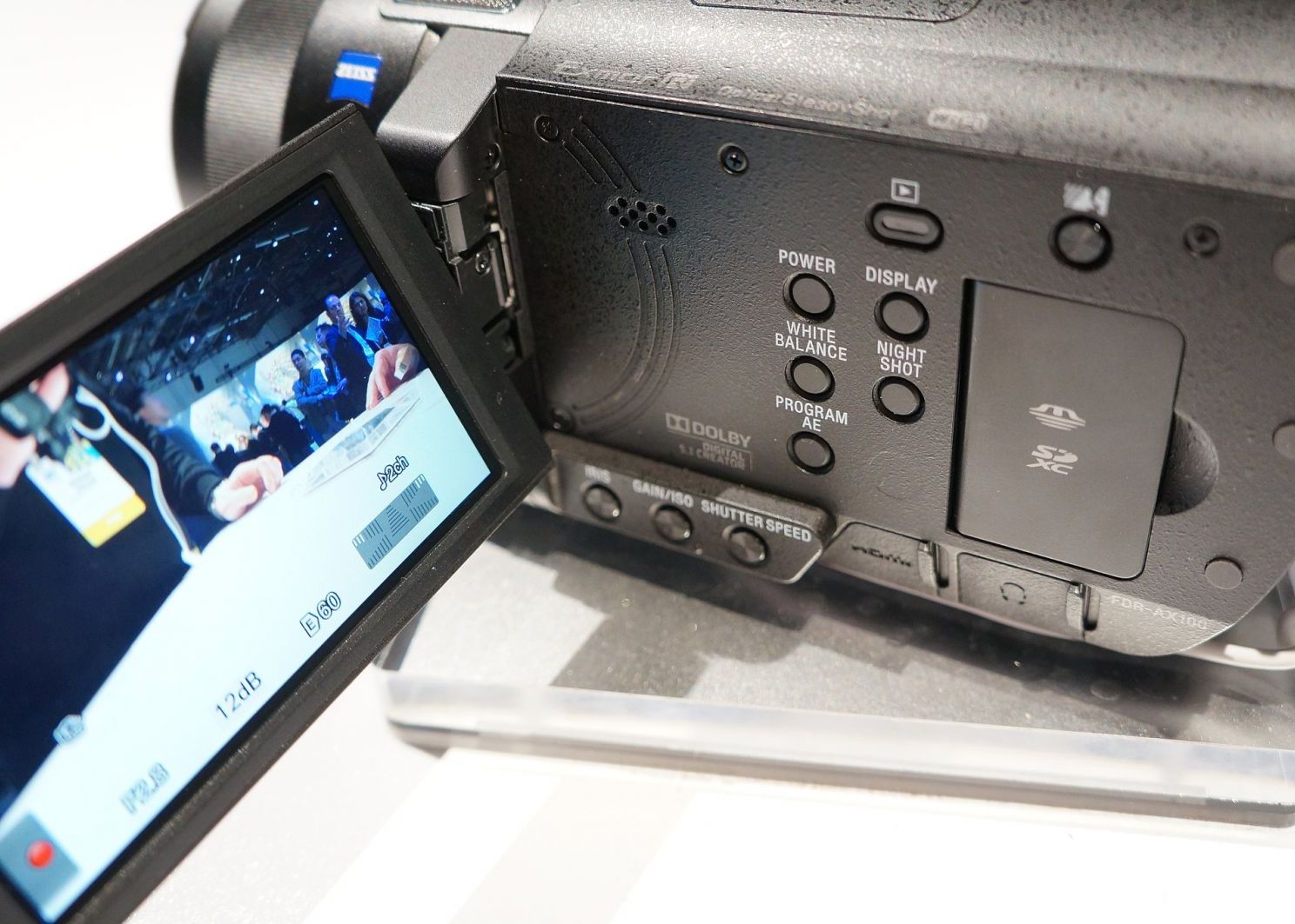 Sony a lansat cea mai mica si mai performanta camera video compacta 4K din lume! VIDEO Sony A Lansat Cea Mai Mica Si Performanta Camera Video Compacta 4k Din Lume Video
