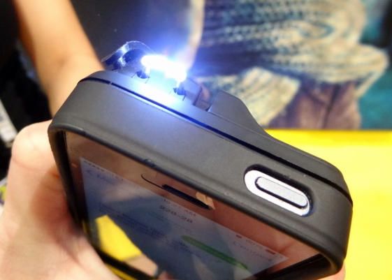 CES 2014: Husa cu electrosocuri pentru iPhone e infricosatoare! Ti-ai lua asa ceva? Husa Cu Electrosocuri Pentru Iphone Arata Infricosator Ti Ai Lua Asa Ceva