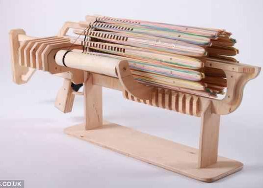 Mitraliera De 85 De Lire Sterline Trage Cu 14 Elastice Pe Secunda Video