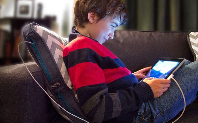 Power Pillow Perna Care Incarca Telefonul Sau Tableta