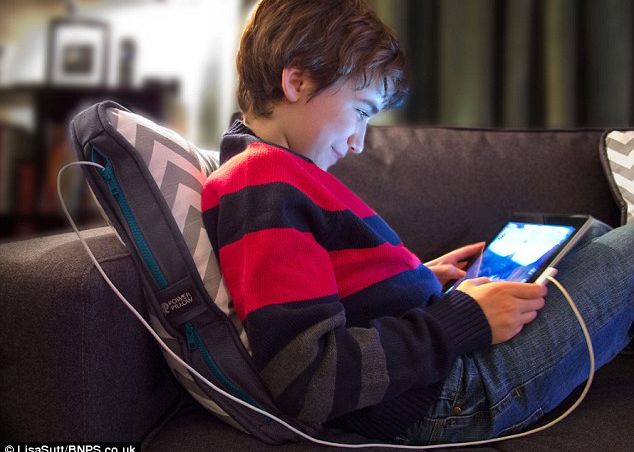 Power Pillow Perna Care Incarca Telefonul Sau Tableta