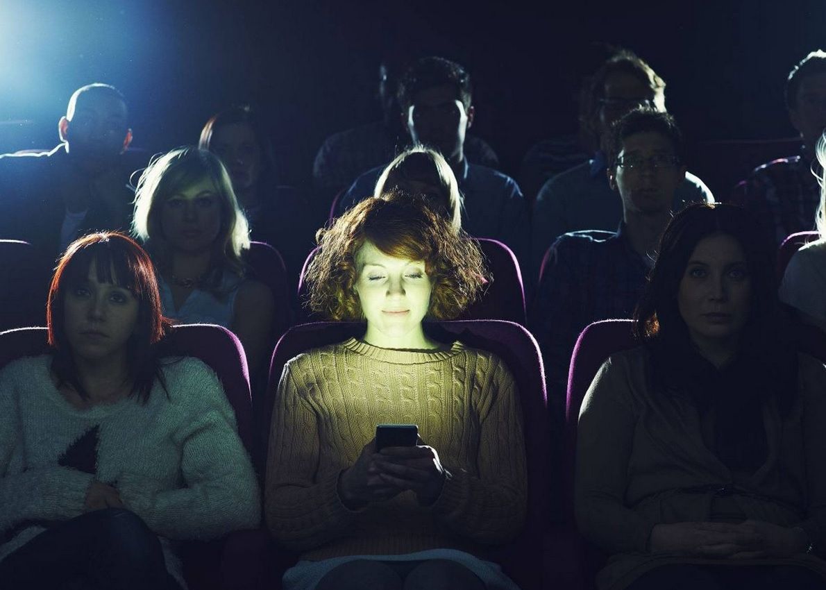 Aplicatia Care Ti Cere Sa Nu Ti Inchizi Telefonul In Timpul Filmului Vazut La Cinema