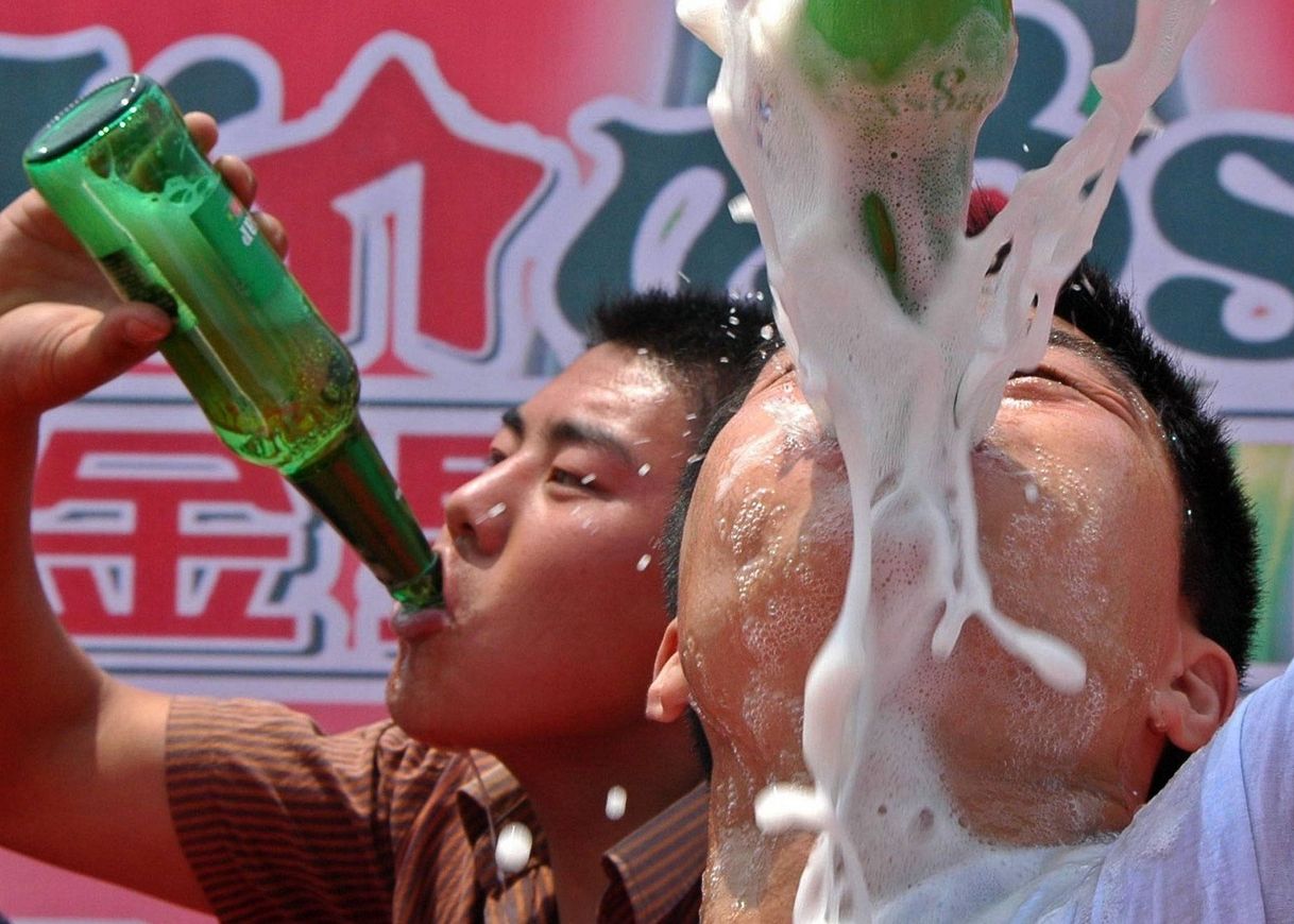 Oamenii De Stiinta S Au Folosit De Filmari Slow Motion Pentru A Explica Formarea Spumei Cand Sticta De