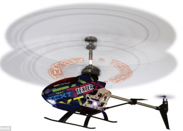 Mesajele Se Vad In Aer Cu Ajutorul Unui Minielicopter Video