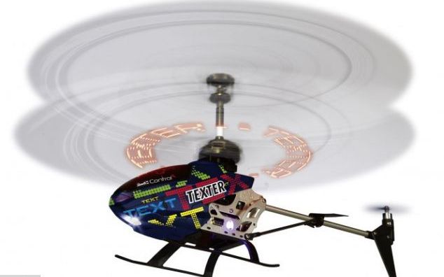 Mesajele Se Vad In Aer Cu Ajutorul Unui Minielicopter Video