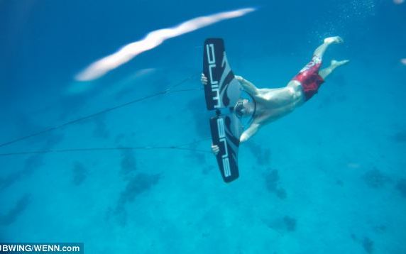 Ski Acvatic Sub Apa Posibil Cu Ajutorul Dispozitivului Subwing 1