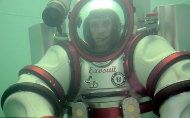 Submarinul purtabil costa 600.000 de dolari si poate suporta presiunea apei la adancimea de 300 de metri Submarinul Purtabil Costa 600 000 De Dolari Si Poate Suporta Presiunea Apei La Adancimea De 300 De Metri