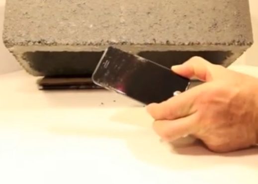 Iphone Ul Care Rezista In Lupta Cu Betonul Ecranul Acesta Special Nu Pateste Absolut Nimic Video