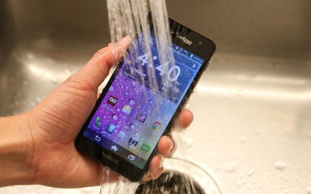 Top 5 Cele Mai Tari Telefoane Pe Care Le Poti Lua Cu Tine In Cada Galerie Foto