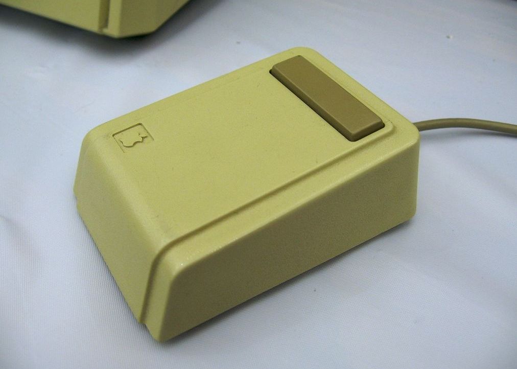 Capsula Pierduta A Lui Steve Jobs A Fost Gasita Dupa 30 De Ani Continea Un Mouse Vechi Un Cub Rubik Si