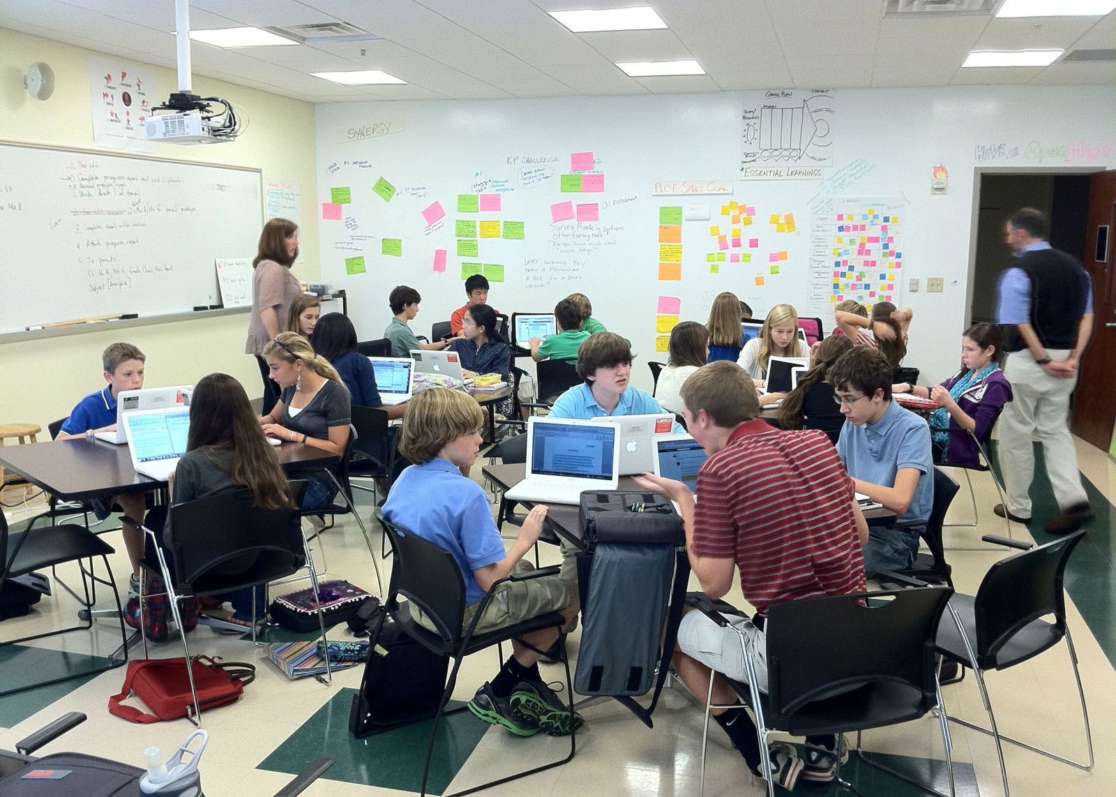 1000 De Laptopuri Primite Gratuit De Cateva Scoli Din Romania Zac Nefolosite In Praf Ce Explicatii Au