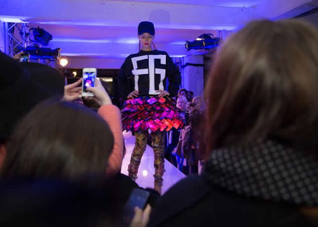 Prima Fusta Smart 80 De Telefoane Nokia Lumia 1520 Au Surprins La Saptamana Fashion La Londra