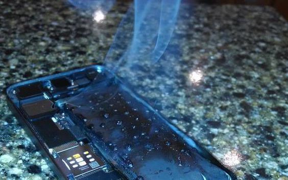 Momentul In Care Bateria Unui Iphone 5s Explodeaza Ce Probleme Ar Putea Fi Sub Carcasa