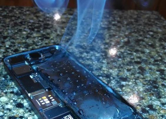 Momentul In Care Bateria Unui Iphone 5s Explodeaza Ce Probleme Ar Putea Fi Sub Carcasa