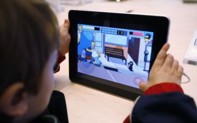 Ce se intampla daca ii dai unui copil mic o tableta. Devine mai inteligent sau din contra?