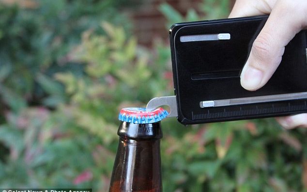 Husa-briceag pentru iPhone, 22 de unelte ascunse in TaskOne Husa Briceag Pentru Iphone 22 De Unelte Ascunse In Taskone