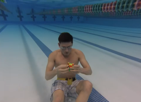 Demonstratia fantastica a omului Rubik . A rezolvat trei cuburi in 60 de secunde, sub apa, cu o singura gura de aer. VIDEO