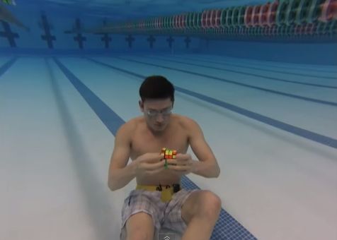 Demonstratia Fantastica A Omului Rubik A Rezolvat Trei Cuburi In 60 De Secunde Sub Apa Cu O Singura Gura