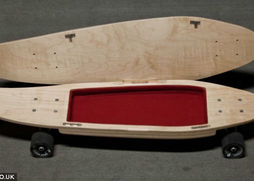 Laptopul Sau Hartiile Necesare La Serviciu Pot Fi Transportate Cu Un Skateboard Folosit In Acelasi Timp