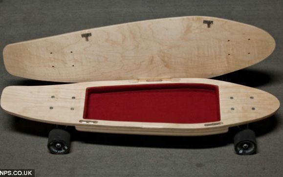 Laptopul Sau Hartiile Necesare La Serviciu Pot Fi Transportate Cu Un Skateboard Folosit In Acelasi Timp