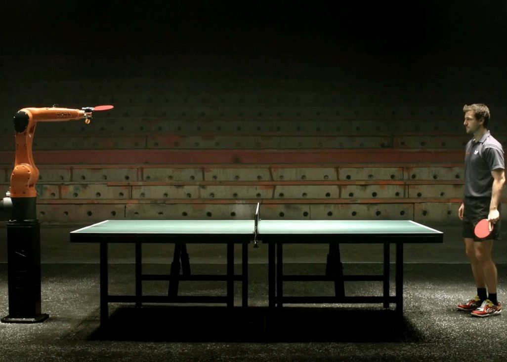 Om Versus Robot Acum Si In Tenisul De Masa Video