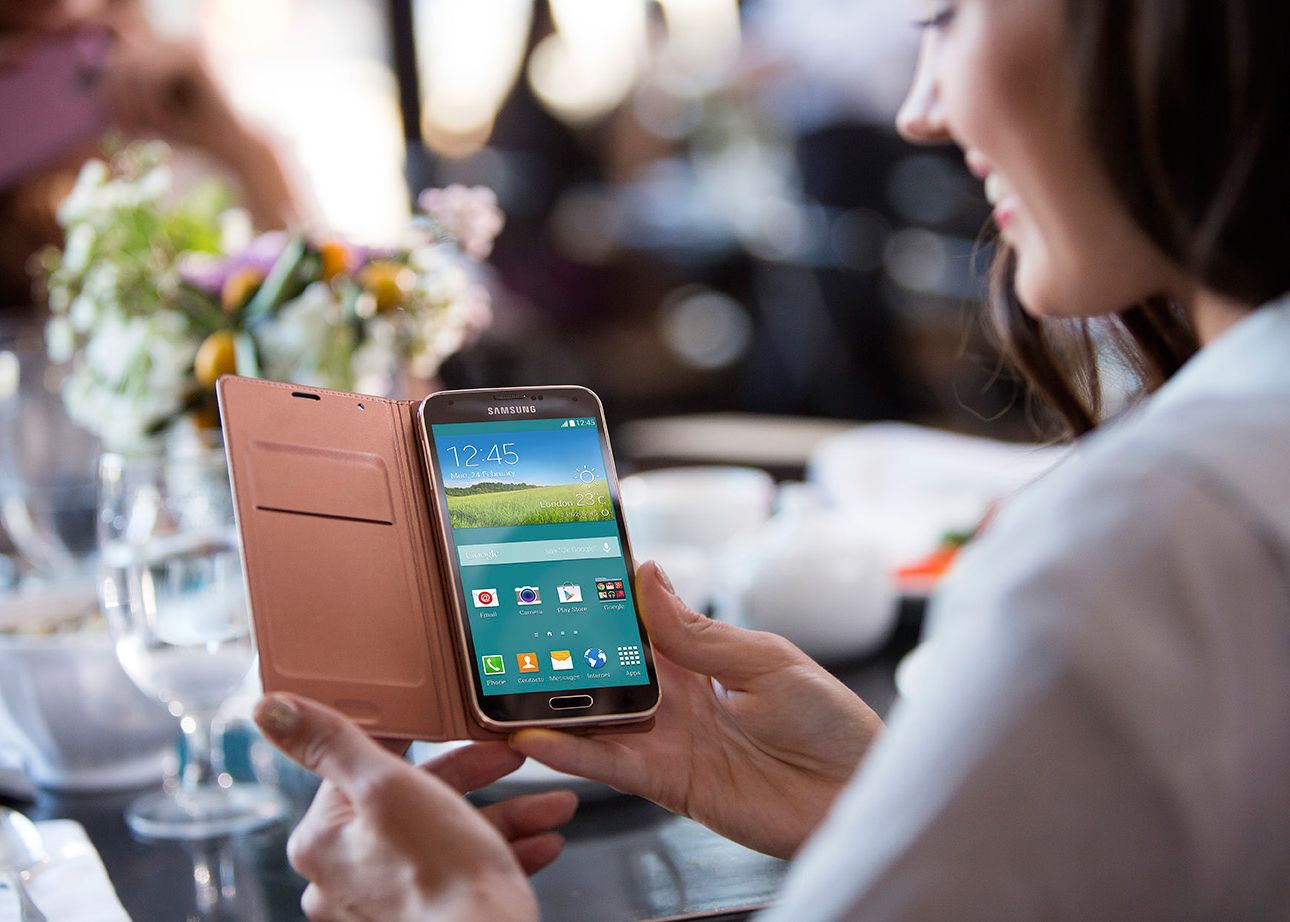 Ce Poti Face Cu Galaxy S5 Si Nu Poti Face Cu Un Iphone 5s